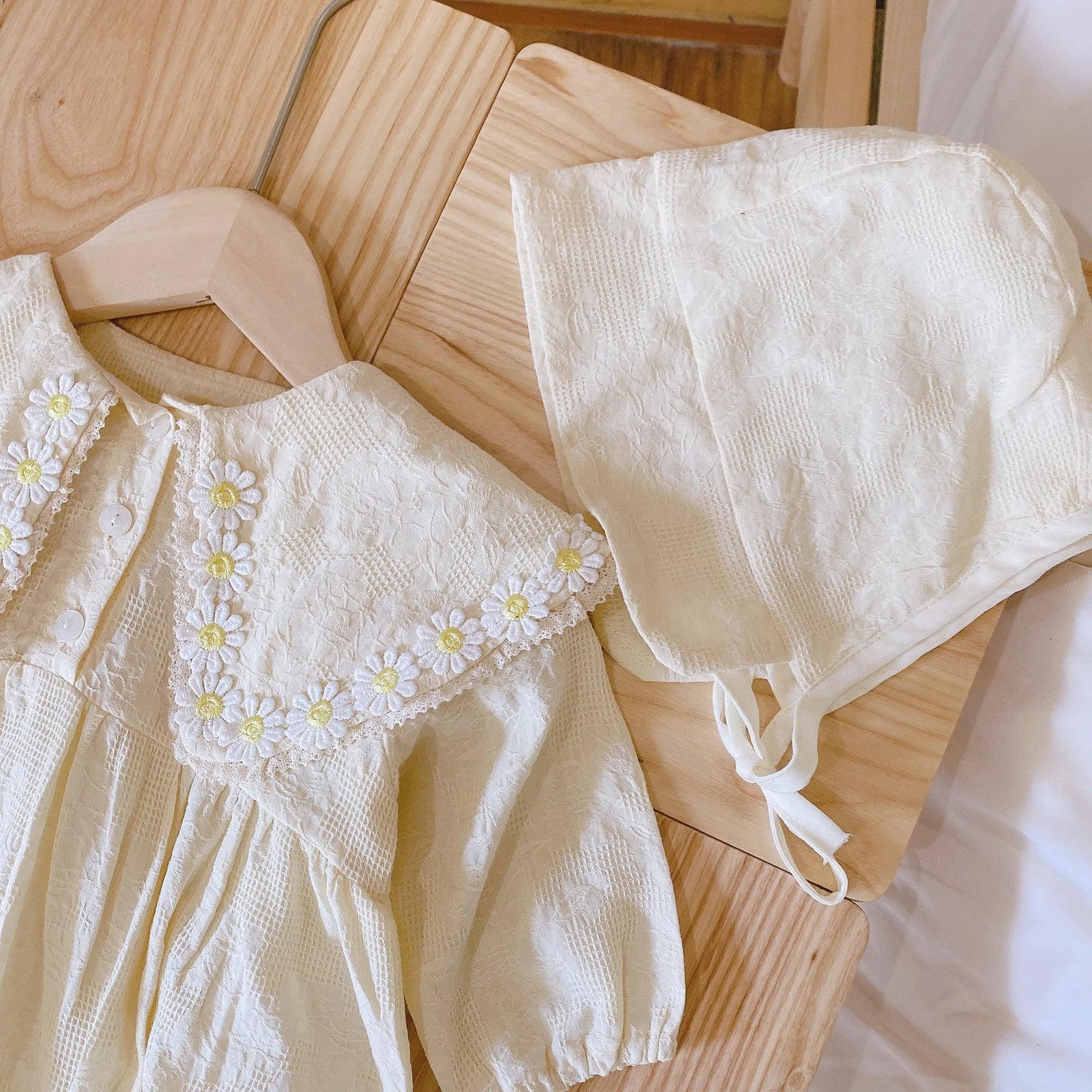 Daisy Lace Romper & Hat Set – Adorable Outfit for Baby Girls